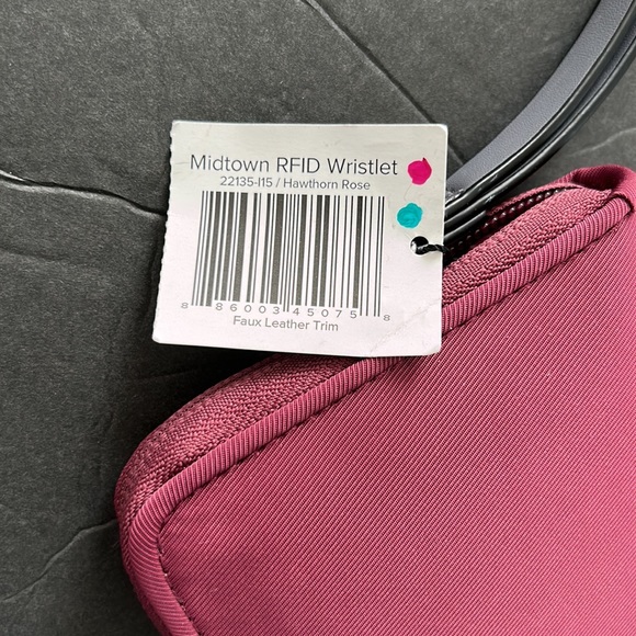 Vera Bradley Continental Wrislet  New. Color Hawthorn Roe - Picture 5 of 10